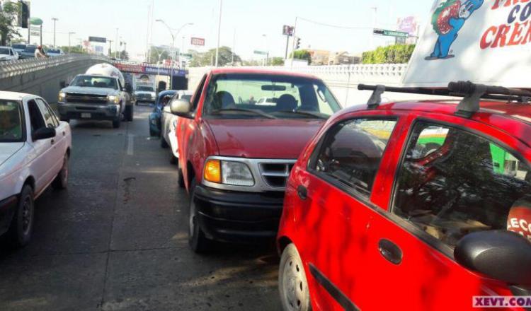 Carambola de 4 vehículos deja dos lesionados y cuantiosos daños en Ruiz Cortines