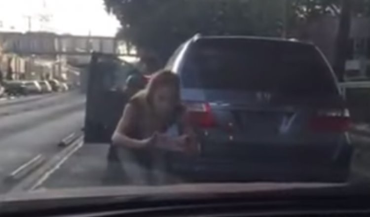 Mujer choca en una camioneta sin placas, golpea al conductor y se da a la fuga
