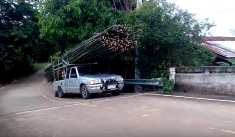 Trailer con bambú intenta pasar por un puente