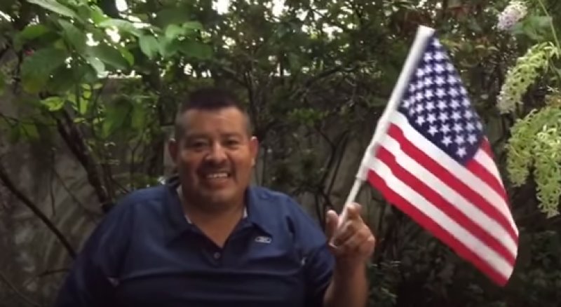 Mexicano intenta aprender inglés apoyando a Donald Trump