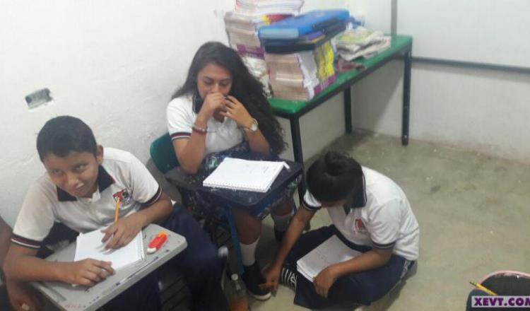 Por falta de mobiliario alumnos estudian en el piso en Telesecundaria de Centro