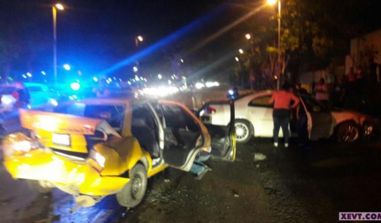 Choque de tres autos deja cuatro personas lesionadas sobre Paseo Tabasco
