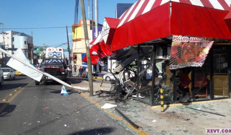 Choca ambulancia contra comercio y derriba un mercurial en avenida Méndez