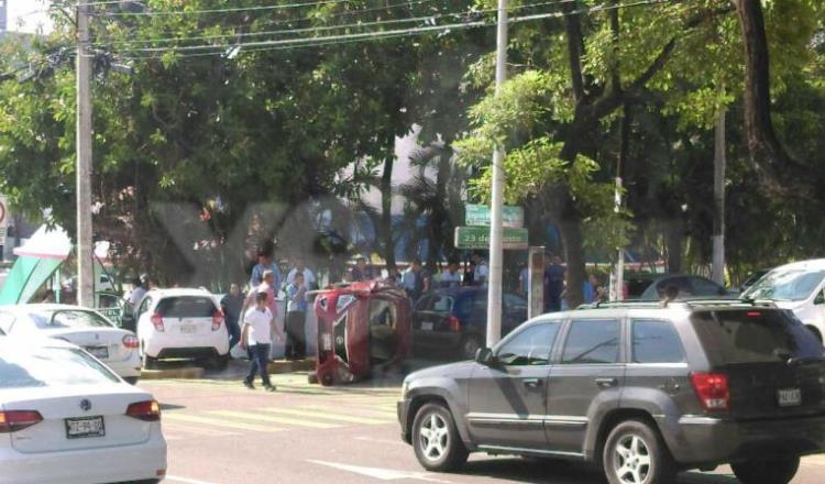 Vuelca auto a espaldas del parque los Guacamayos… en Villahermosa