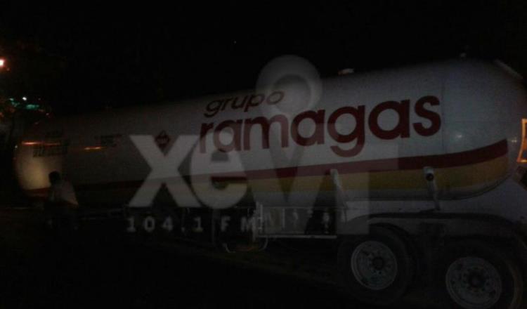 Pipa cargada con gas se sale de la carretera Comalcalco-Cárdenas