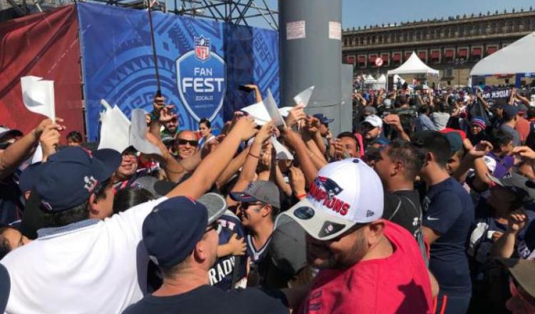Aficionados asisten al NFL Fan Fest 2017