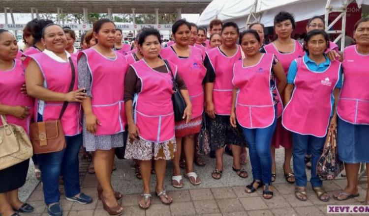 Mujeres de ‘México Despierta’ abordan al gobernador previo a inauguración de la feria