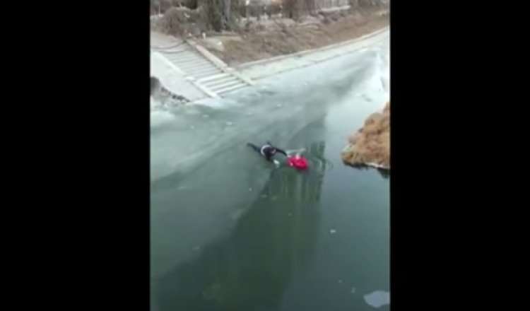 Rescatan en China a mujer atrapada en río congelado