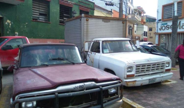 En nido de delincuentes se han convertido dos autos abandonados desde hace un año en parque Achirica, denuncian comerciantes