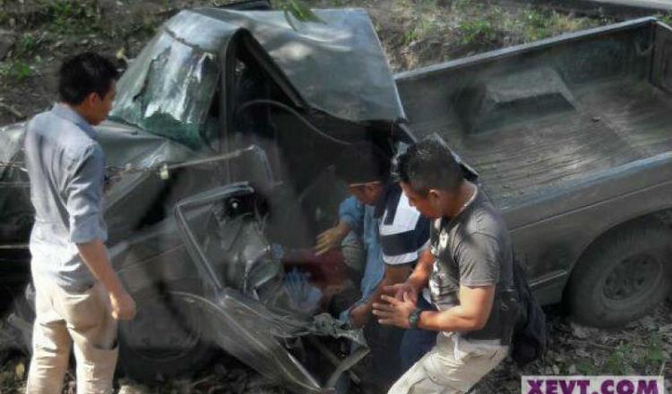 Muere conductor que impacta su camioneta contra un árbol en la Cárdenas-Villahermosa