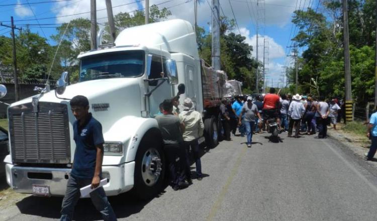 Detienen en Comalcalco dos tráileres cargados de supuestos apoyos para candidata del PRD