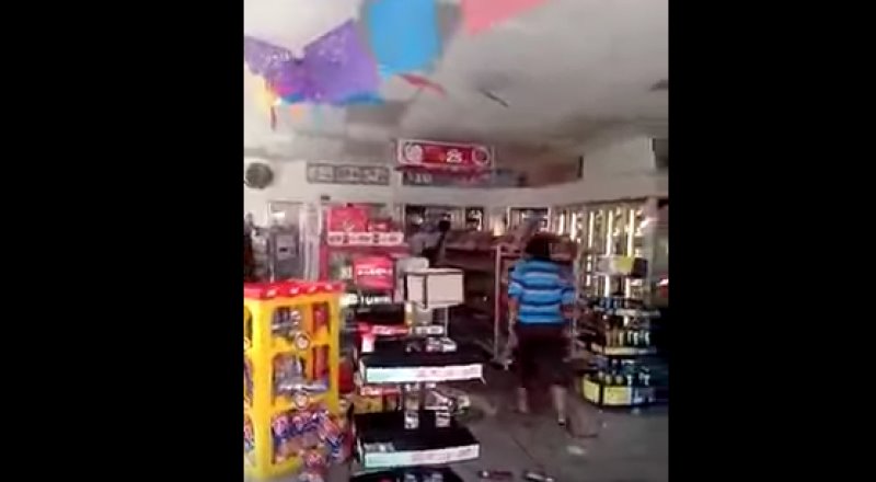 Ciudadano enfrenta a saqueadores en una tienda de conveniencia en Chiapas