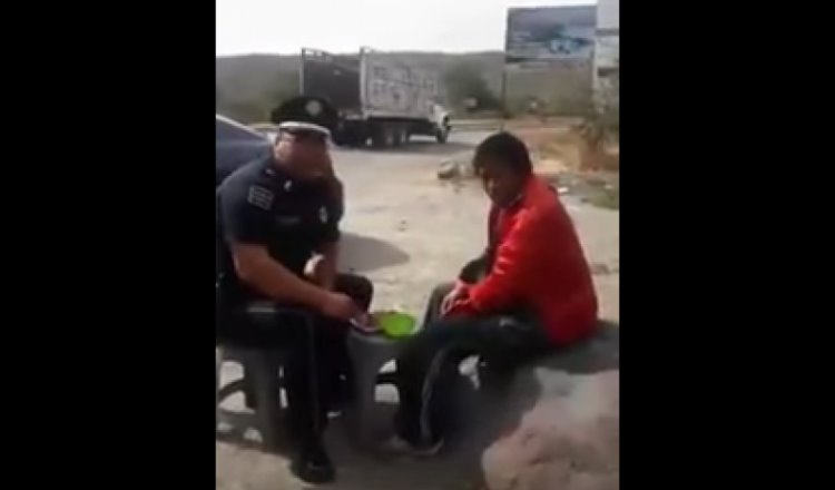Policía federal auxilia a hombre humilde en Puebla