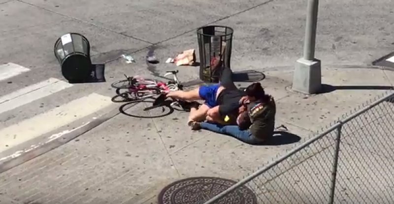 Ciclista y automovilista pelean en una calle en Nueva York