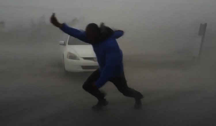 Hombre enfrentó al huracán Irma para comprobar su fuerza destructora en su paso por Florida