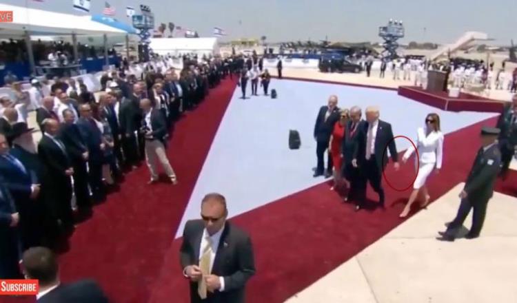 Melania Trump le da un manotazo a Donald Trump a su llegada en Tel Aviv 