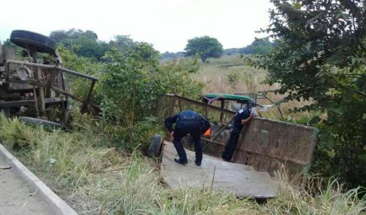 Choque entre un tractor que arrastraba remolque con trabajadores y un camión de carga, deja dos muertos en la Escárcega-Villahermosa