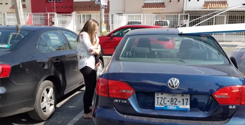 Mujer deja a su bebé en un auto en Cholula, Puebla