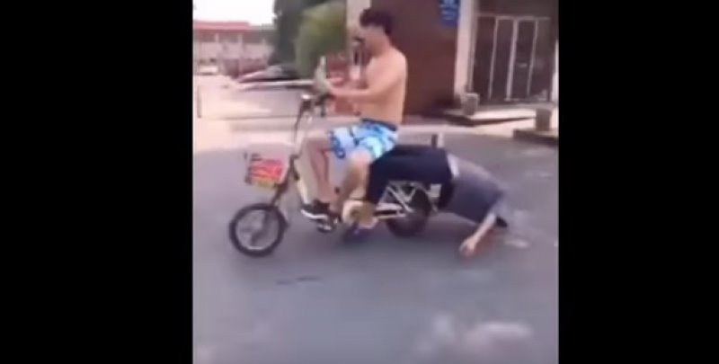 Sujeto lleva a su amigo ebrio en una motocicleta