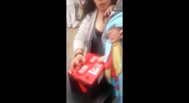 Atrapan a mujer robando baterías de auto en una tienda