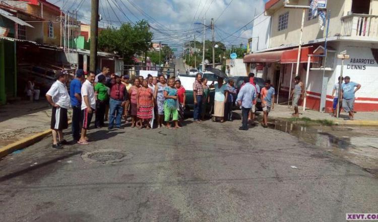 Cierran calle en Tamulté…  en demanda de desazolve de drenajes
