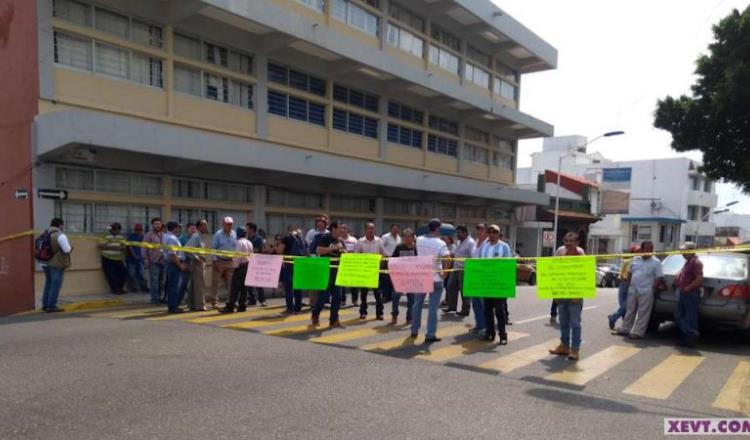Bloquean 27 de Febrero trabajadores del Frigorífico; demandan pago de prestaciones
