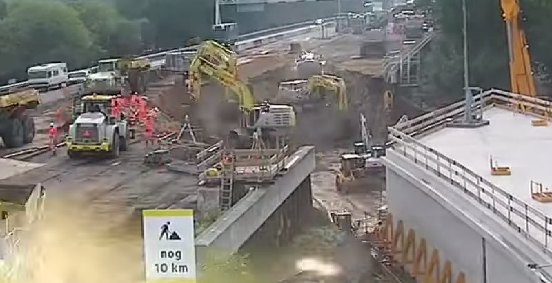 Ingenieros de Países Bajos construyen túnel debajo de una autopista en dos días