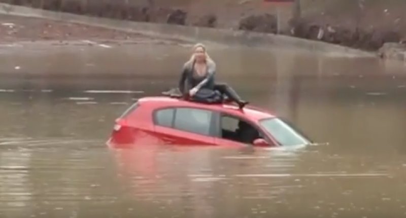 Rescatan a mujer en España atrapada en un auto durante inundación