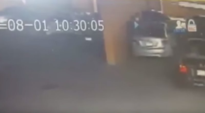 Mujer denuncia que le abrieron su auto en un Vips de Naucalpan