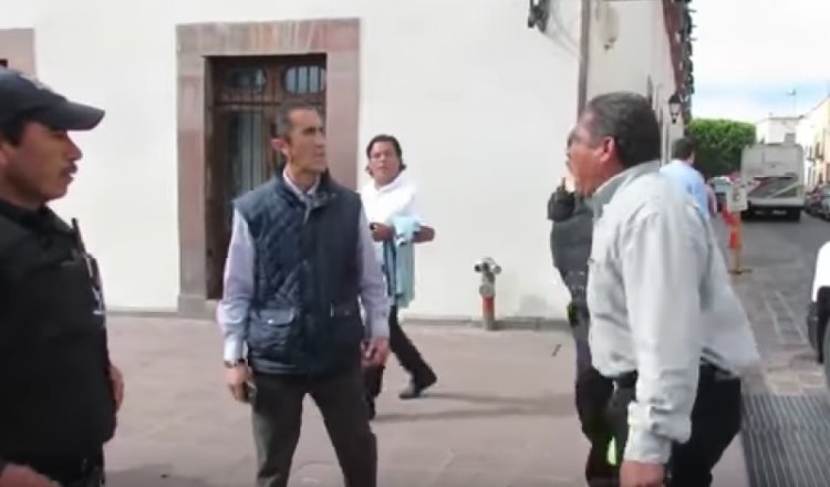 Hombre se enoja con el gobierno de Querétaro por no encontrar trabajo