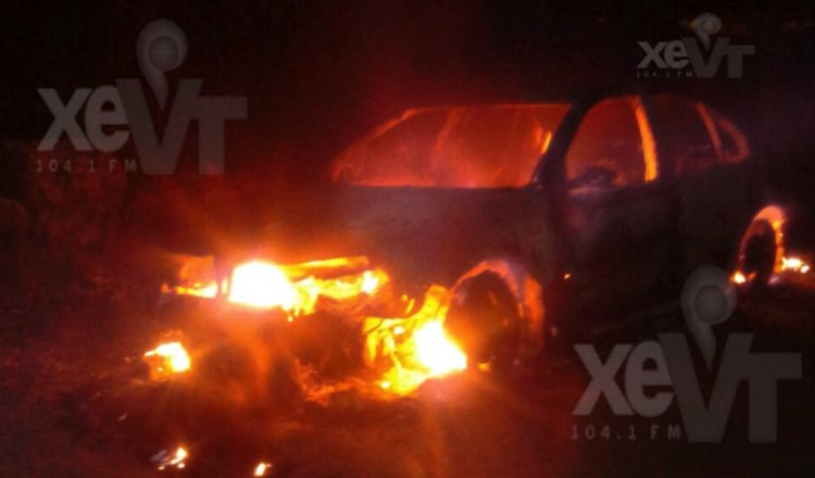 Se incendia auto en Dos Montes