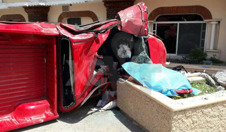 Un muerto deja volcadura de camioneta frente al hotel Báez
