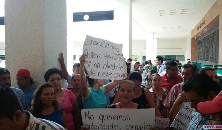 Protestan habitantes de Estancia Vieja en Ayuntamiento de Centro por elección de delegado