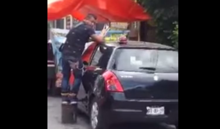 Franeleros abren un auto en Ciudad de México para robar