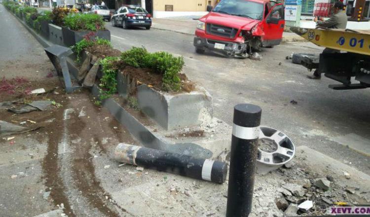Camioneta destroza jardineras de Paseo Tabasco