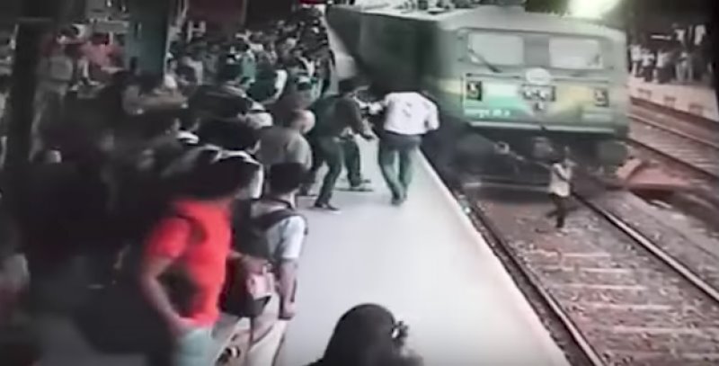 Chica se salva tras ser atropellada por un tren en la India