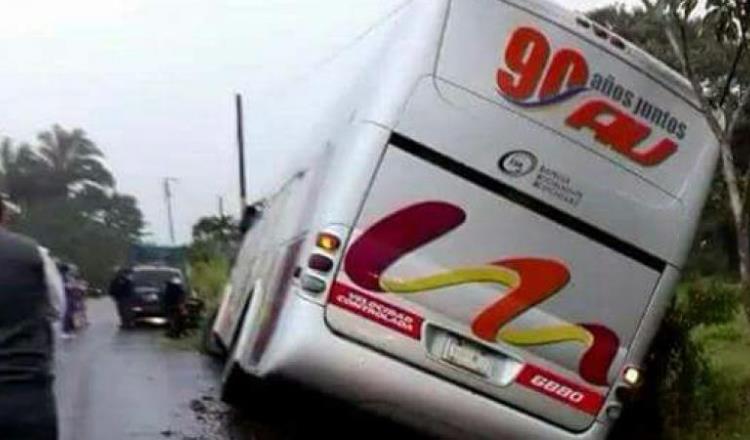 Autobús de pasajeros se sale de la carretera las Choapas-Veracruz