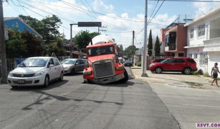 Dos socavones ‘atrapan’ automotores ayer… en Villahermosa