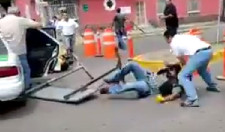 Taxistas de Mazatlán golpean a un motociclista de la Ciudad de México