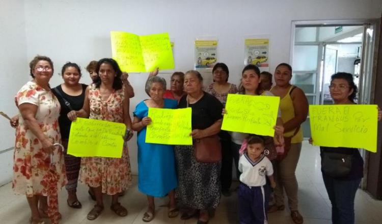Se manifiestan habitantes de Ixtacomitán en SCT; piden les regresen la ruta de combis
