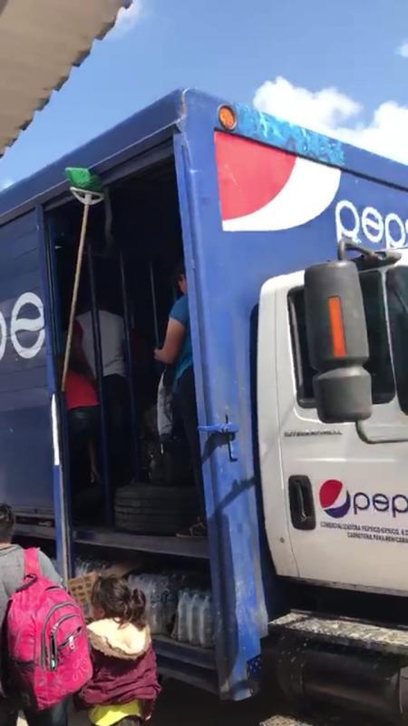 Aseguran a 68 centroamericanos que viajaban escondidos en camión refresquero