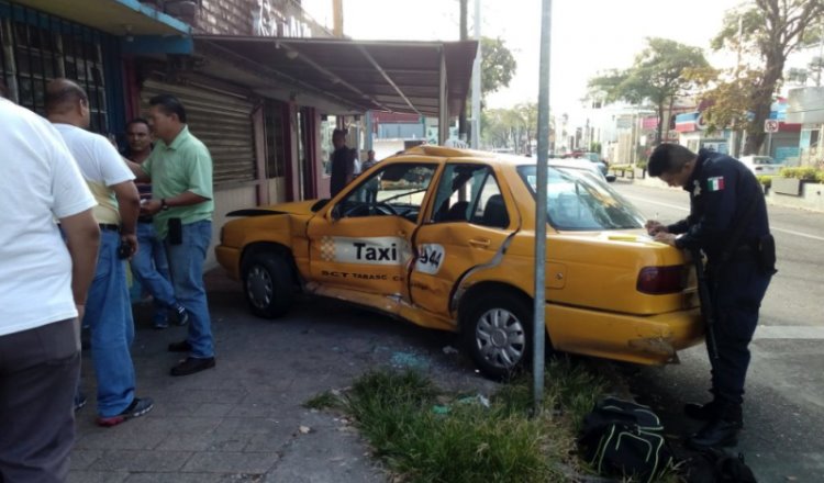 Choca patrulla contra taxi en Paseo Tabasco