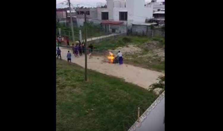 Queman motocicleta que usaron presuntos asaltantes en Brisas del Carrizal, Nacajuca