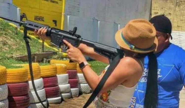 Acusan a Director de Seguridad Pública de Comalcalco de usar armas y área de práctica de tiro para entrenar a su hija y sus amigas