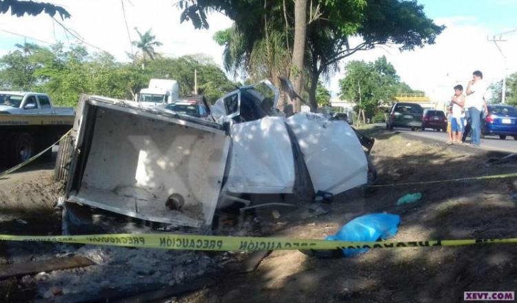 Muere persona al chocar su camioneta contra un árbol en la Villahermosa-Cárdenas