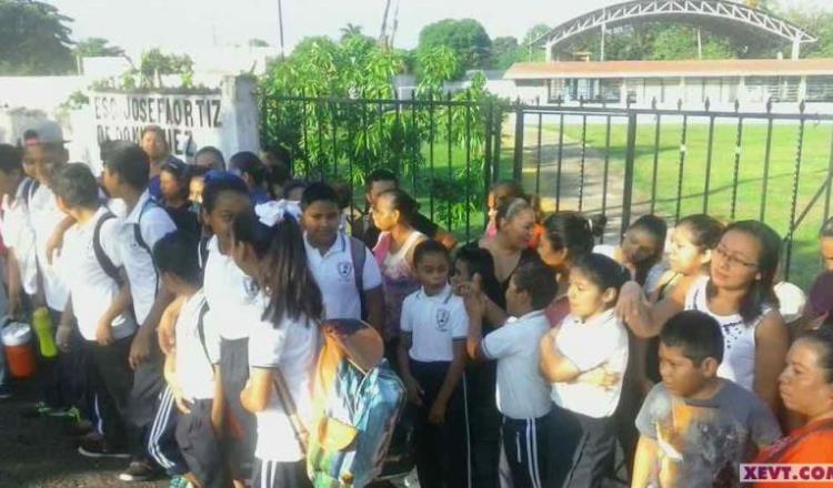 A punta de pistola asaltan primaria  en Corregidora Ortiz