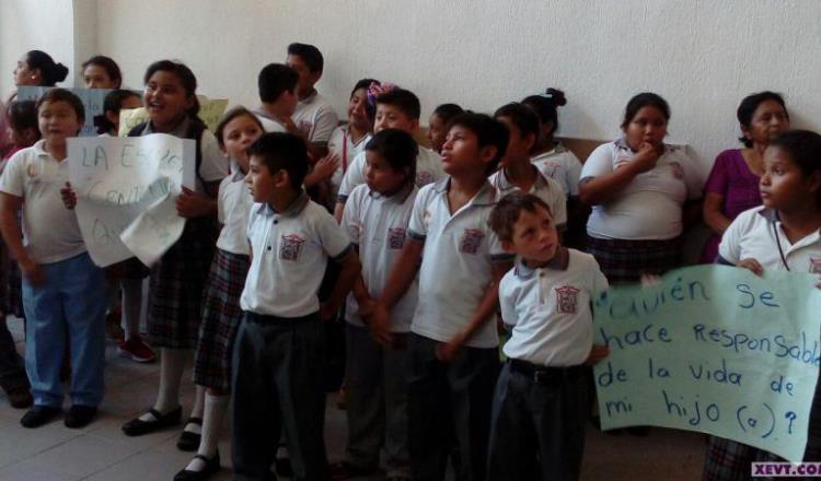 Protestan papás y estudiantes de Cárdenas… frente a la SETAB