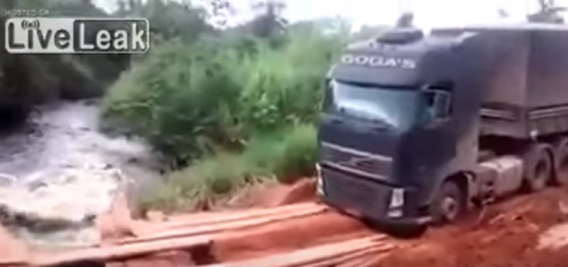 Choferes de camiones demuestran sus habilidades al pasar un puente hecho con tablas