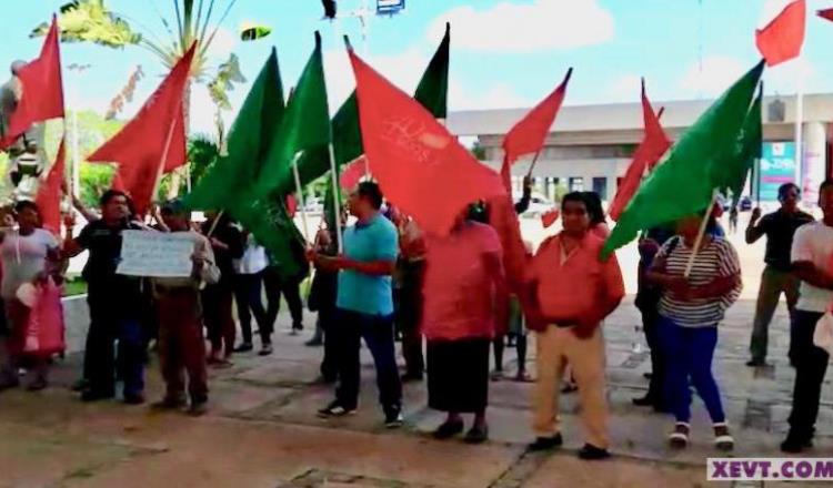 Protesta Antorcha Campesina en el Ayuntamiento de Centro; exige obras para más de 70 comunidades