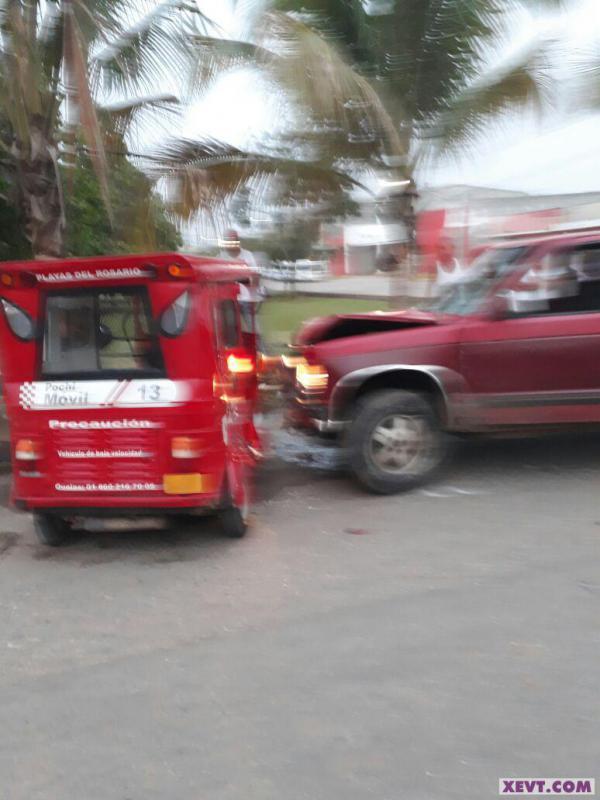 Dos lesionados deja choque entre camioneta y pochimóvil en Playas del Rosario